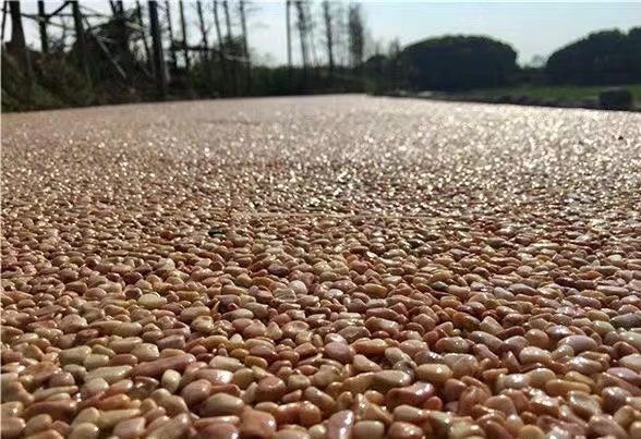 如何區(qū)分露骨料透水混凝土和膠粘石透水地坪？