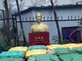 民族英雄雕像，被垃圾桶包圍！
