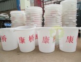 集市塑料垃圾桶