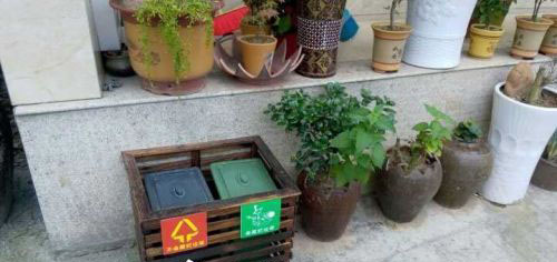 創(chuàng)意小木屋垃圾桶防臭在鄉(xiāng)鎮(zhèn)應(yīng)用