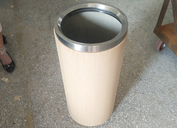 室內(nèi)圓柱形仿木紋不銹鋼垃圾桶主圖