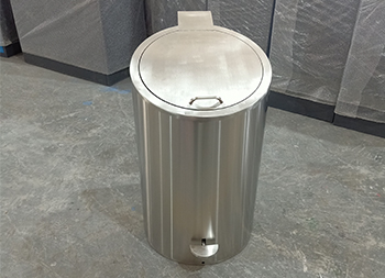 室內(nèi)圓柱形腳踏式不銹鋼垃圾桶主圖