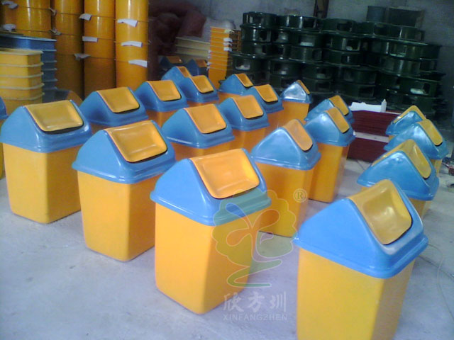 玻璃鋼戶(hù)外搖蓋垃圾桶圖片