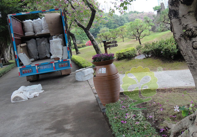 景區(qū)玻璃鋼花盆垃圾桶圖片