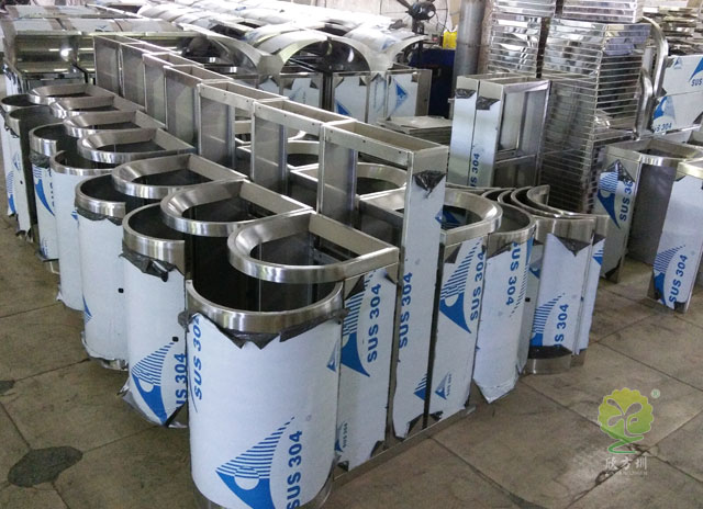 不銹鋼垃圾桶工廠生產(chǎn)實(shí)景圖