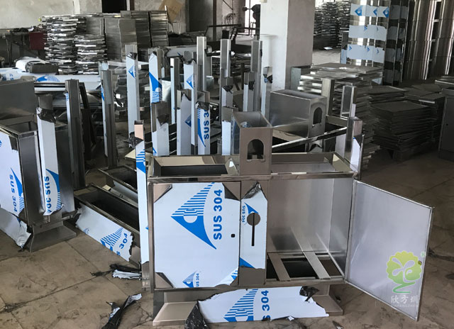 不銹鋼垃圾桶生產(chǎn)實(shí)景圖