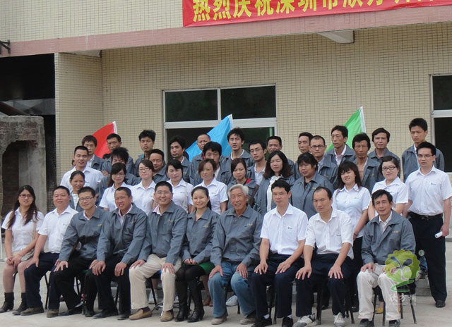 垃圾桶工廠員工合影